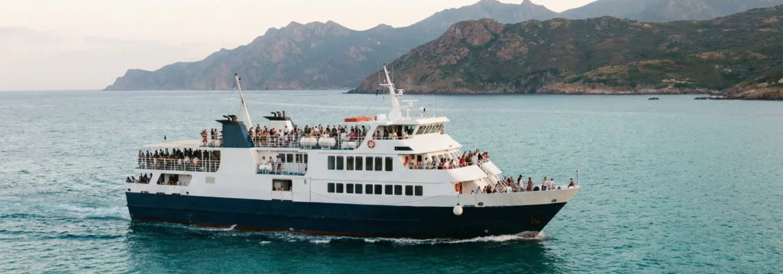 Ferry traversant la Méditerranée vers la Corse par une journée ensoleillée